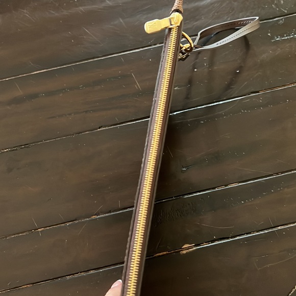 Louis Vuitton Neverfull Pouch - Picture 4 of 6